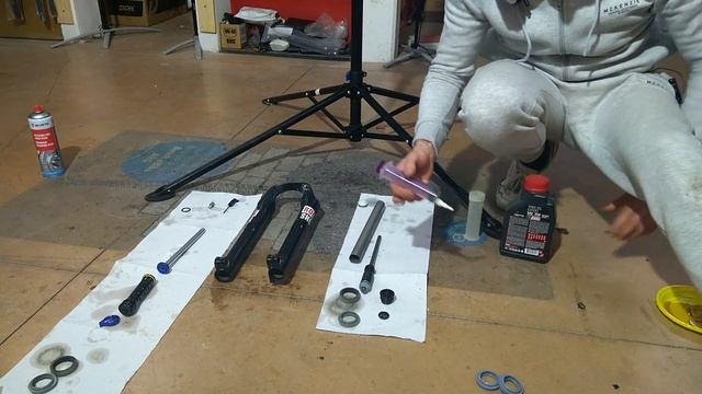 FORCELLA ROCK SHOX COME EFFETTUARE MANUTENZIONE смотреть онлайн