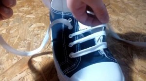 Как красиво завязать шнурки на кедах.