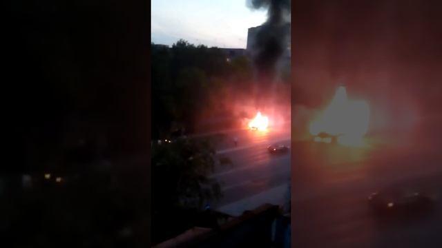 Тюмень. Сгорела машина . Сегодня 15.06 в 22-20 смотреть онлайн