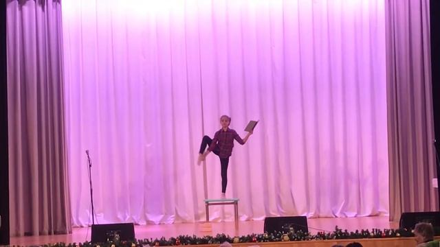 Девочка с книжкой смотреть онлайн