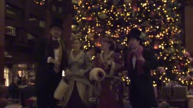 Disneyland Dickens Carolers "Santa Claus Is Coming To Town" смотреть онлайн