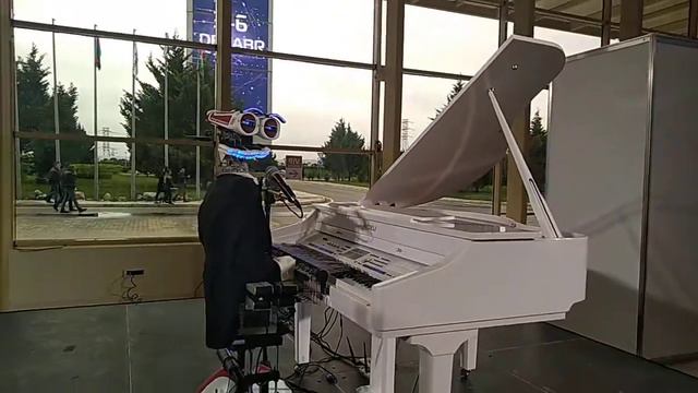 Робот-Пианист удивил многих участников 25-ой Юбилейной Международной выставки - #Bakutel2019 смотреть онлайн