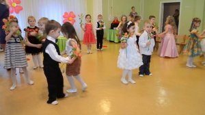 Красивый вход на утреннике 8 Марта, средняя группа
