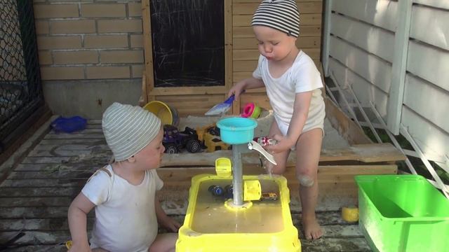 ИГРЫ ДВОЙНЯШЕК С ПЕСКОМ И ВОДОЙ. Жалко разговор не получился смотреть онлайн