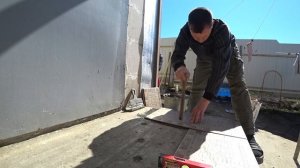 Укладка плитки на ступеньки крыльца.