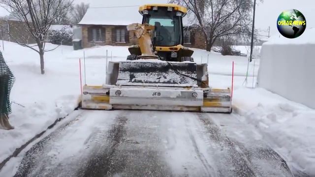 Чистка дорог от снега в Канаде