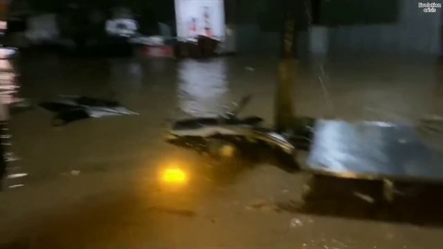 River burst now, China city under sea! Houses and cars flooded in Guangdong смотреть онлайн