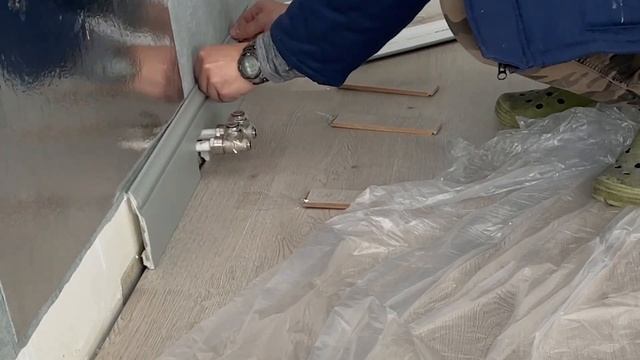 Самый легкий способ прижать напольный плинтус при приклеивании. Как прижать плинтус к стене смотреть онлайн