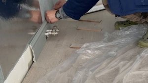 Самый легкий способ прижать напольный плинтус при приклеивании. Как прижать плинтус к стене