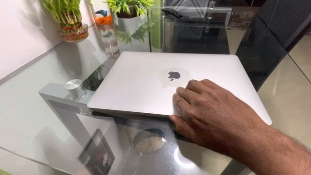 MacBook Pro 2019 model 15 inch hinge tight problem смотреть онлайн