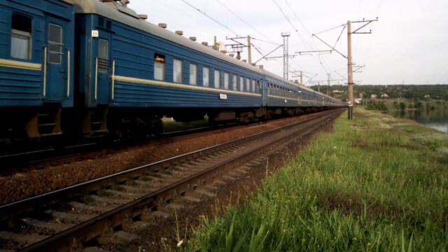 3 пассажирских из Крыма на ЧС7 вдоль Каховки смотреть онлайн