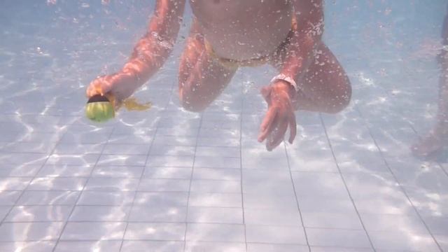 Русалка, Диана 5 лет, фридайвер плавает только под водой с открытыми глазами. 2011, swim under wate смотреть онлайн
