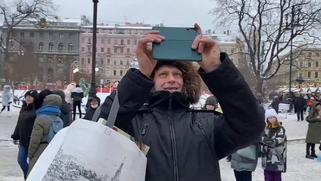 Роман Нестеренко на новогодних гуляниях в Питере 2022 смотреть онлайн