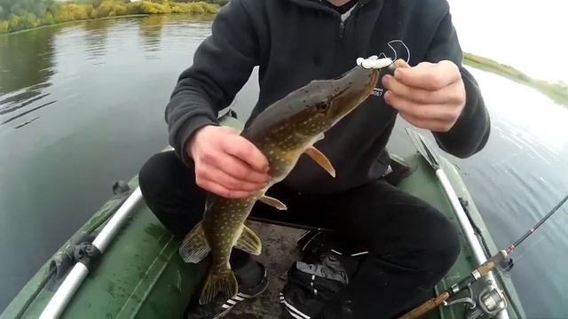 Осенняя щука на спиннинг! Колебалка, воблер, вертушка, джиг...Щука брала на всё! Рыбалка на Волхове смотреть онлайн
