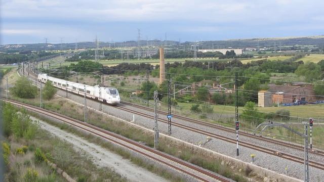 Renfe 130 por Vilafant hacia la estación de Figueres-Vilafant смотреть онлайн