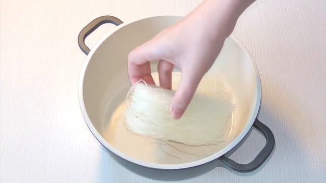 Фунчоза с овощами и морепродуктами. Быстрый и вкусный ужин или закуска/ Салат с фунчозой смотреть онлайн