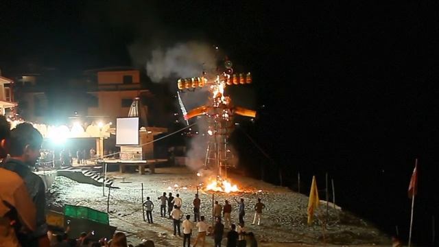 Ритуал сожжения демона Равана на Дивали в Ришикеше (Индия) смотреть онлайн
