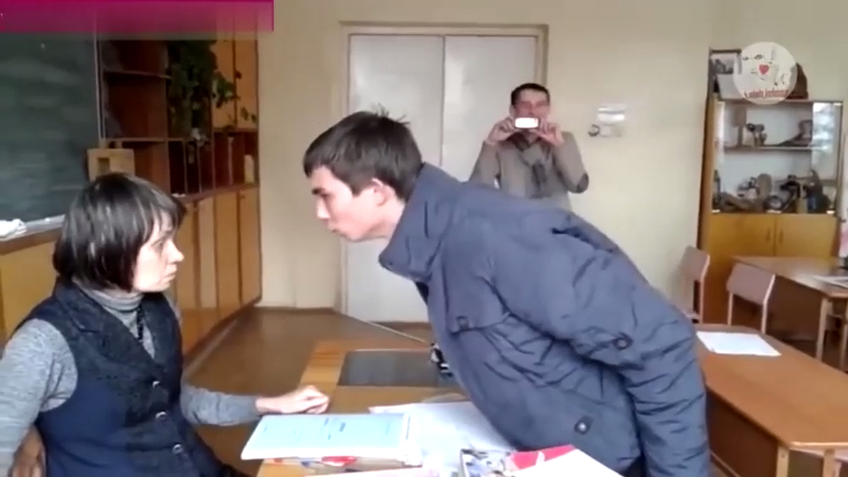 Идиоты снимают унижение учительницы смотреть онлайн