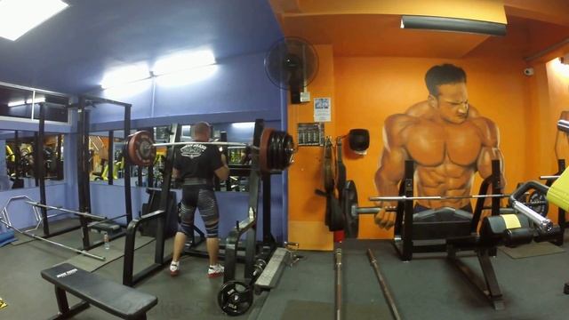 Приседания с изогнутым грифом с рукоятками 255 кг