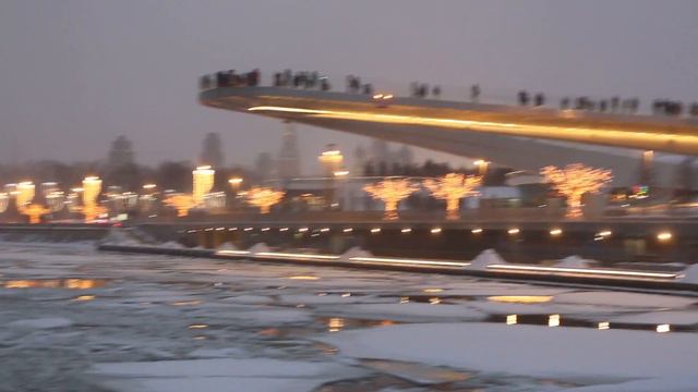 Кремль и Парящий мост в парке Зарядье. Красивый зимний вид с Москвы-реки. смотреть онлайн