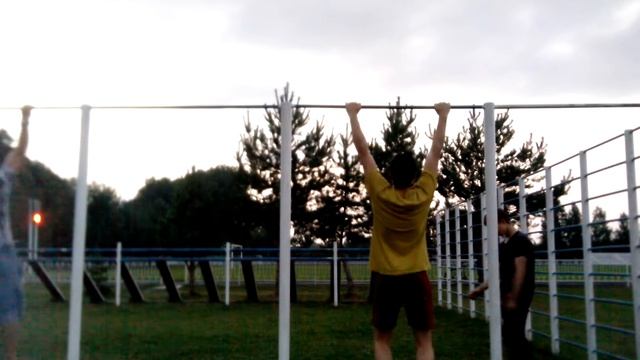 Подтягивания, соревнования с другом Костей, игра в лесенку. смотреть онлайн