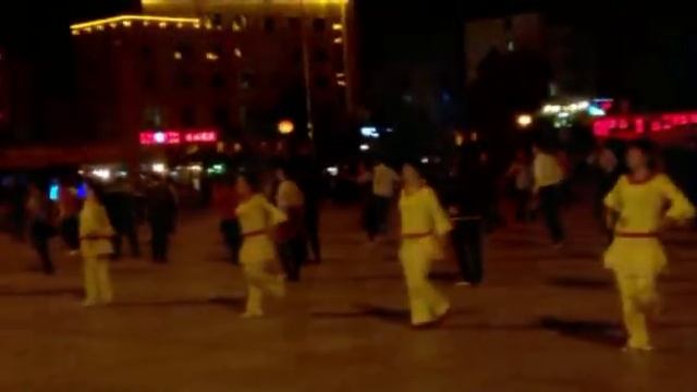 Вечерний и утренний отдых китайцев на главной площади города Хуньчунь, провинция Цзилинь, Китай. смотреть онлайн