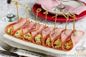 Просто и оригинально.
РУЛЕТИКИ ИЗ ВЕТЧИНЫ С НАЧИНКОЙ