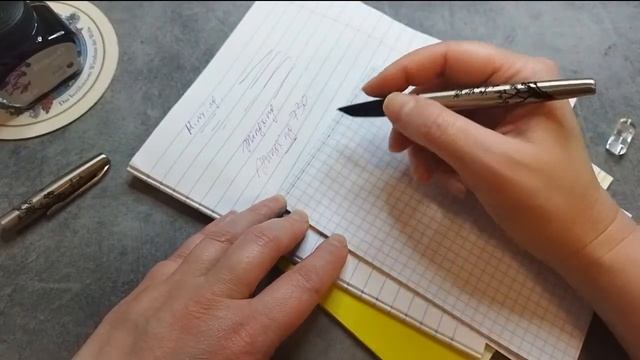 Проба письма чернилами Pelikan Violett в школьной тетрадке перьевой ручкой Minxing 730, Китай. смотреть онлайн