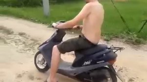 Алкаш упал с мопеда