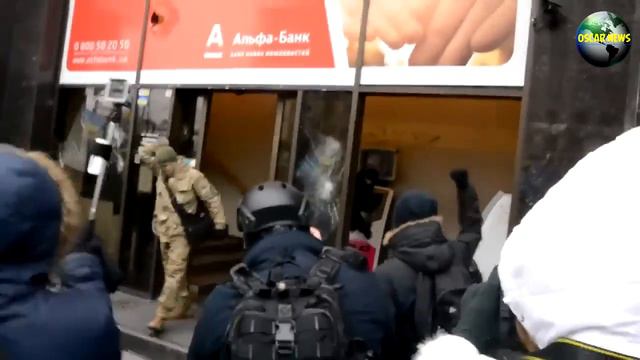 Погром российских банков и офиса Ахметова в Киеве смотреть онлайн