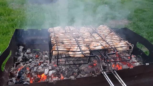 Крылья и кускус. Куриные крылья на мангале и острый кускус. смотреть онлайн
