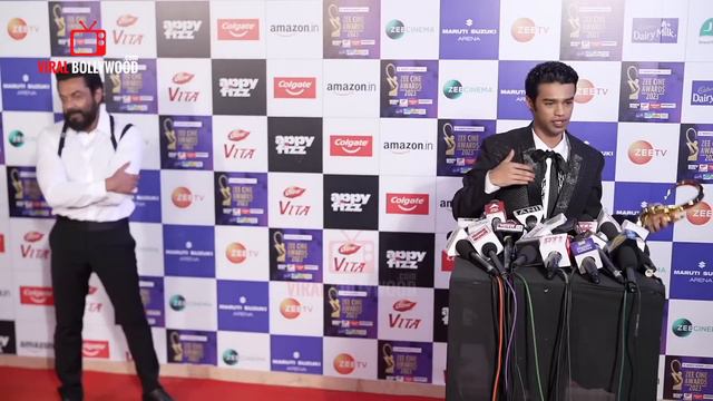 When Bobby Deol MEET Irrfan Khan's son Babil Khan and TREAT him like his own Kid in Public смотреть онлайн