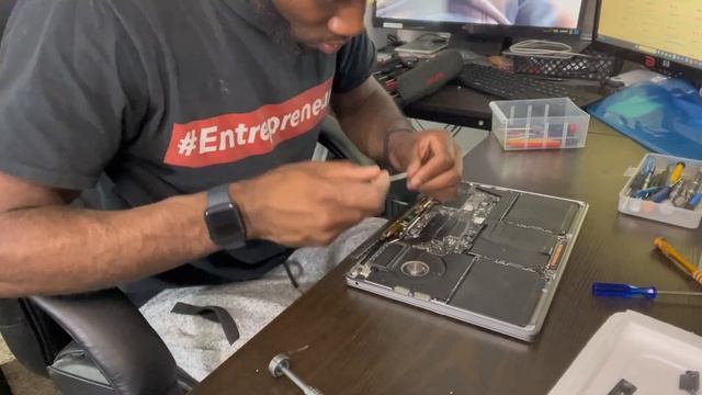 Replace 2019 Macbook Pro Screen смотреть онлайн