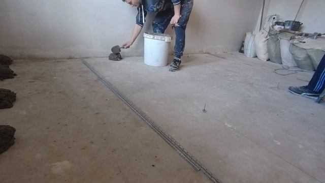 Цементно-песчаная стяжка пола , как мы это делали.Cement-sand floor screed, how we did it. смотреть онлайн
