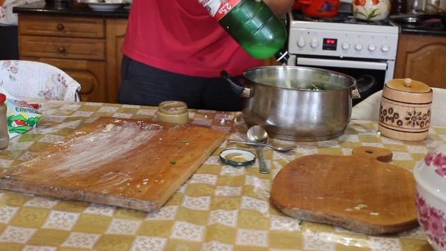 Окрошка. Окрошка на сыворотке. САМЫЙ ВКУСНЫЙ РЕЦЕПТ! смотреть онлайн