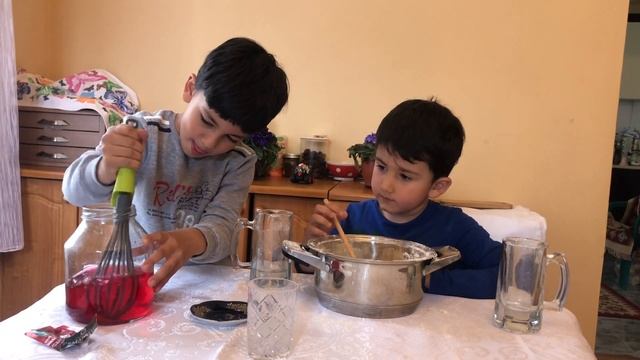 ОМАР И КЕНАН ДЕЛАЮТ ПЛАСТИЛИН СВОИМИ РУКАМИ/ Handmade Play Dough смотреть онлайн