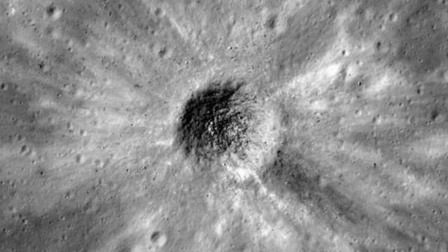 How many space rocks hit the moon every year? смотреть онлайн