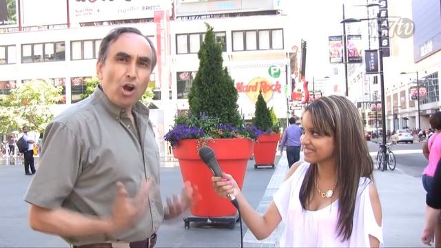 Man Goes Crazy Rips off Shirt During Street Interview смотреть онлайн