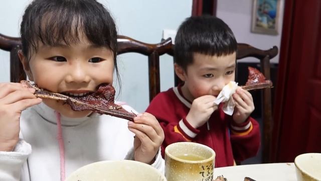 【合集】爸妈准备回老家，带公婆老丈人一起下馆子，啃牛蹄吃排骨一家人吃饭热闹!【胖哥有杜】 смотреть онлайн