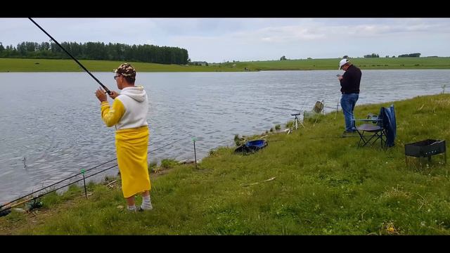 Море САЗАНОВ! Бешеная РЫБАЛКА в начале лета. День второй! смотреть онлайн