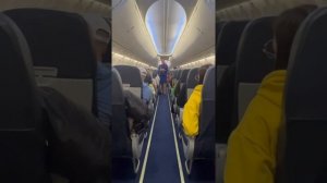 Демонстрация аварийно-спасательного оборудования пассажирам перед взлетом