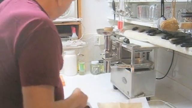 Making persimmon juice with a Norwalk juicer смотреть онлайн