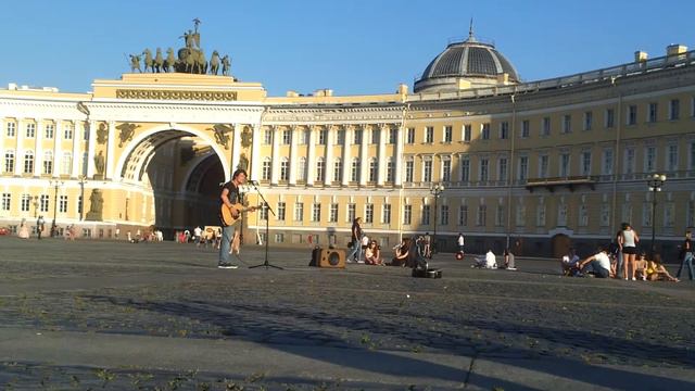 Уличный музыкант на дворцовой площади Питер смотреть онлайн