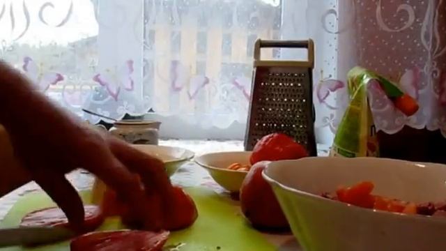 Салат Острячок. Вкуснейшая закуска из помидор с колбасой, сыром и чесноком. смотреть онлайн