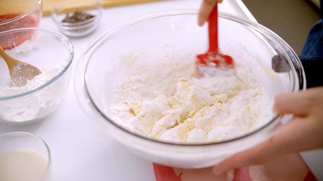 NO MUSIC 簡単?ふんわり・しっとり♪ いちごとチョコチップのマフィン смотреть онлайн