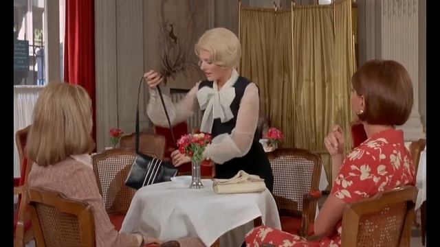 How Buñuel Criticizes with Subtlety | The Discreet Charm of the Bourgeoisie Analysis смотреть онлайн