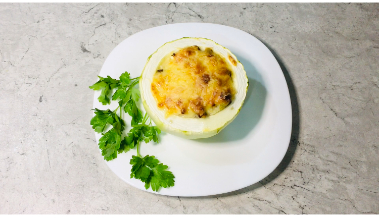 Жульен с курицей и грибами в чашке из кабачка: оригинальная порционная подача