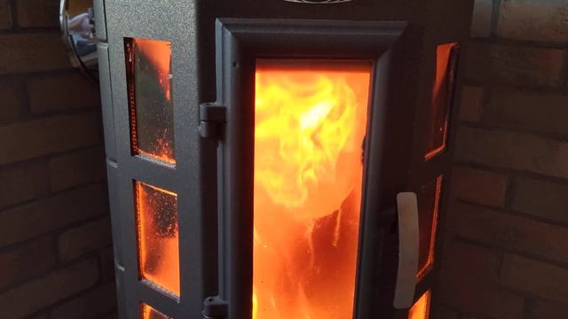 Классный УГЛОВОЙ КАМИН для небольшого дома, который занимает мало места и создаёт домашний уют. смотреть онлайн