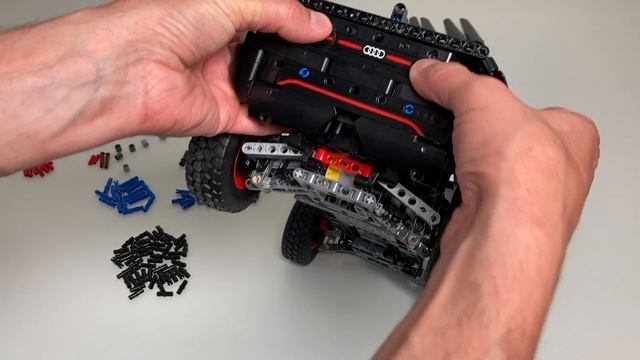 Обзор новинки Lego Technic Audi RS Q e-tron 42160 (10+) часть 2 смотреть онлайн