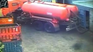 Говновозку сплющило! Водила попал!